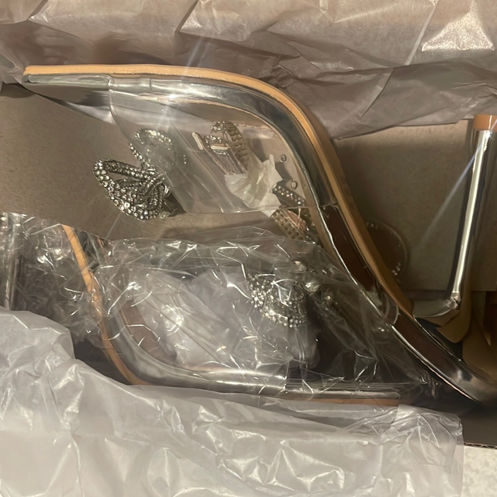Size 7 clear in Silverhill with diamond studded boW and glamorous Silver